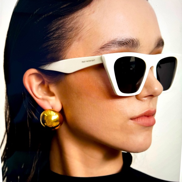 Past Midnight brand , The Classic -White Sunglasses - Picture 1 of 6
